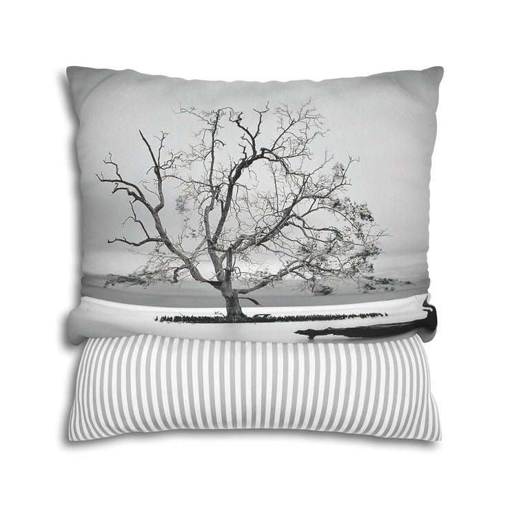 "Arbre solitaire dans l'eau" Coussin