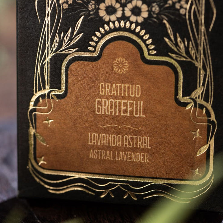 Decorative label with 'Grateful' and 'Lavanda Astral' text on a black background.