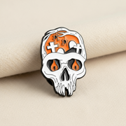 Épinglette en émail crâne de cimetière