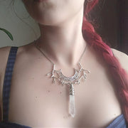 Collier de branches de croissant de lune en cristal blanc