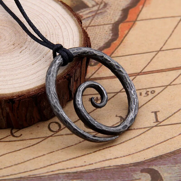 Pendentif spirale Viking - Fer forgé à la main avec cordon de cou en cuir réglable Âge foncé/Médiéval/Viking/Norse/Forgeron/Collier 