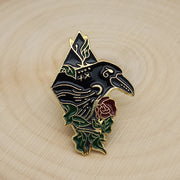 Pin de solapa esmaltado de cuervo y flores