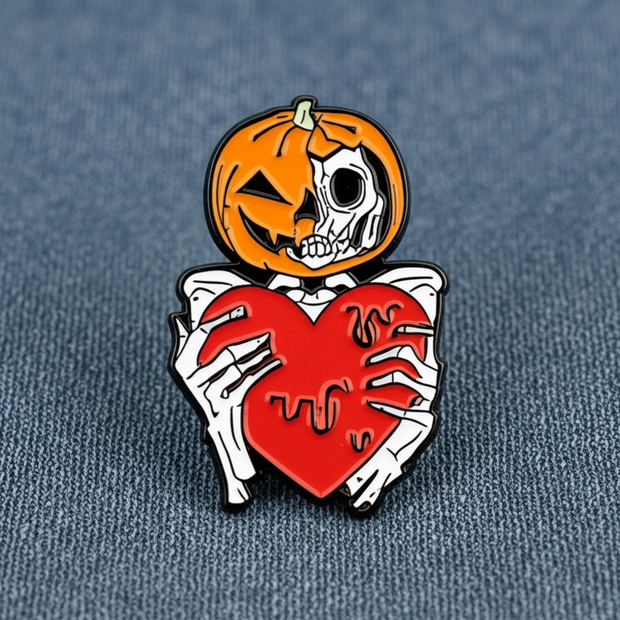Épinglette en émail squelette tenant un cœur