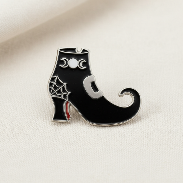 Épinglette en émail de chaussure de sorcière