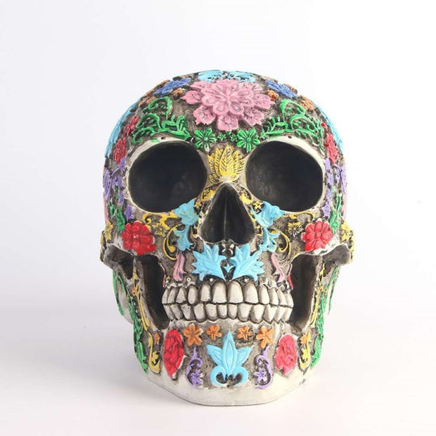 Estatua de cráneo humano con réplica floral tallada adornada