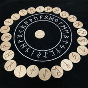 Ensemble de divination runique en bois gravé