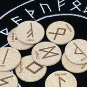 Conjunto de adivinación de runas de madera grabada