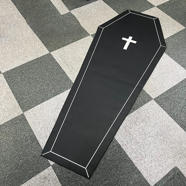 Tapis décoratif en forme de cercueil « Né dans un cercueil »