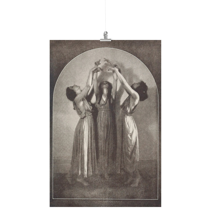 "Trio de femmes dansant" par Helen Moller Matte Poster
