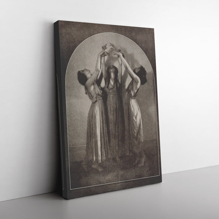 « Trio de femmes dansant » par Helen Moller, enveloppe sur toile rectangulaire