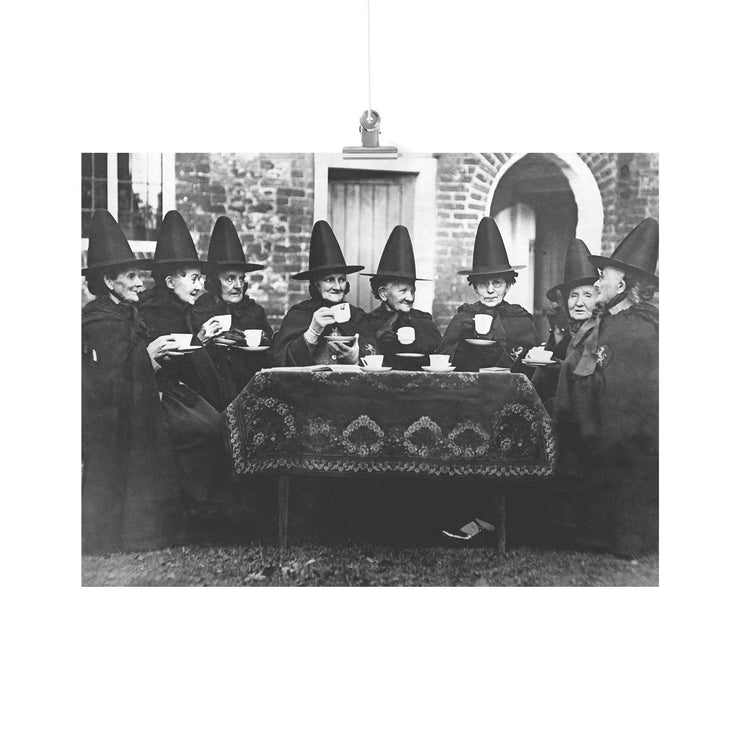 "Castle Rising Sisters" ("Tea Party des sorcières galloises") Poster mat