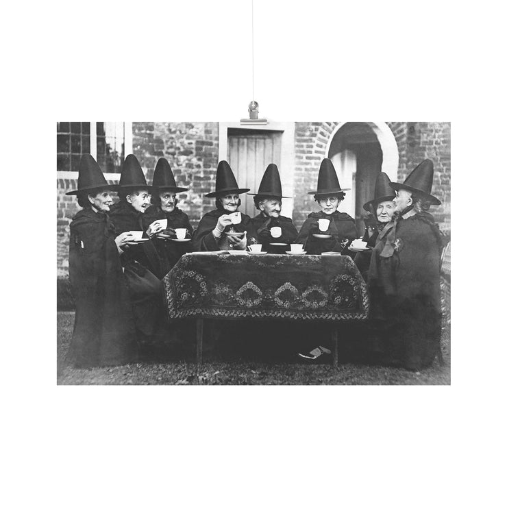"Castle Rising Sisters" ("Tea Party des sorcières galloises") Poster mat