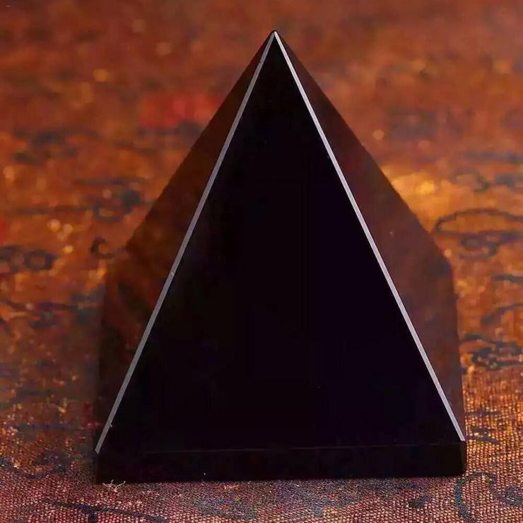 Pirámide de piedra de obsidiana de cristal natural