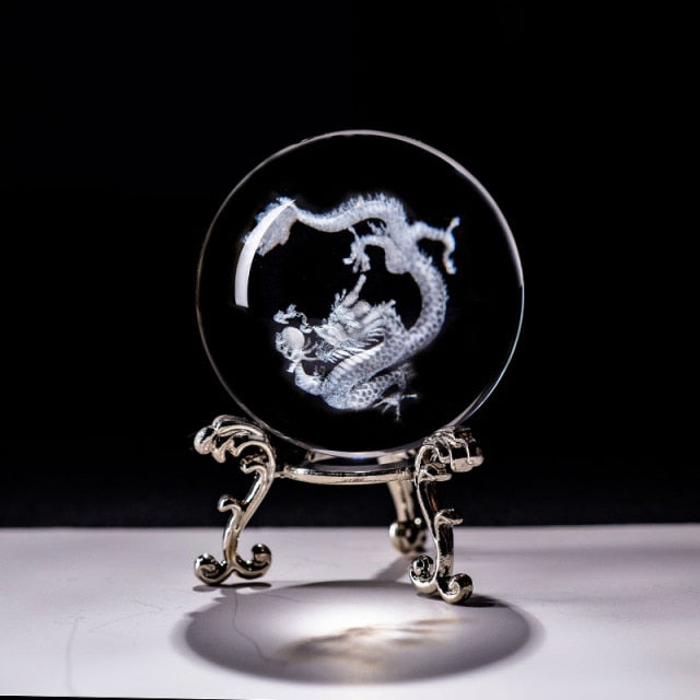 Boule de cristal avec base en métal ornée