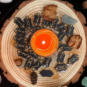 Ensemble de runes de divination gravées sur bois